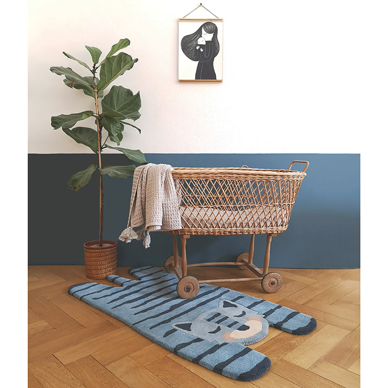 tapis enfant en forme de tigre, coloris bleu idéal pour décorer la chambre de votre enfant