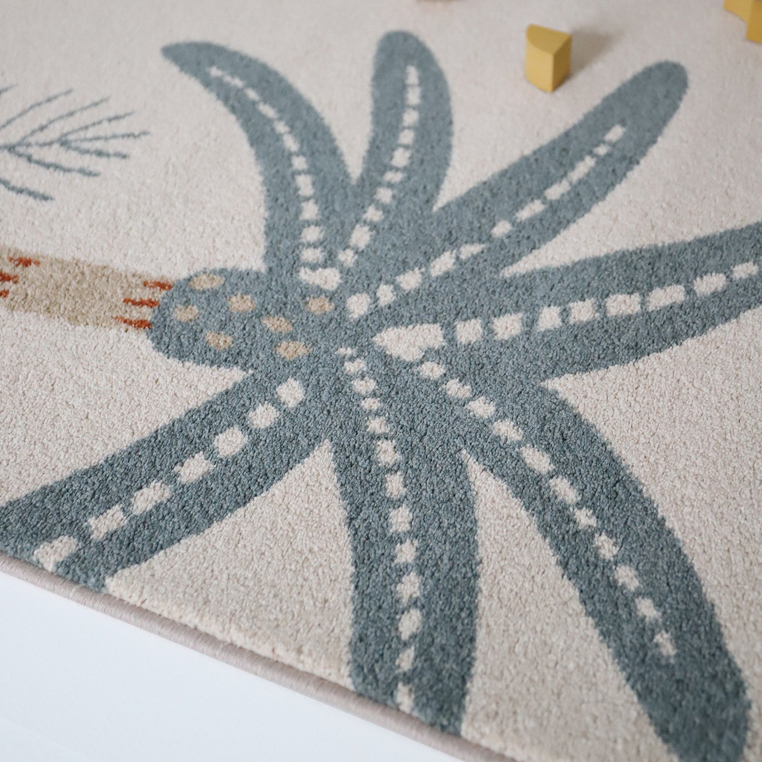 Tapis enfant petit lion TIAGGO nattiot-shop
